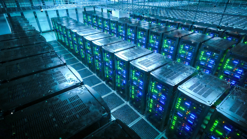 现代化数据中心机房内服务器指示灯闪烁